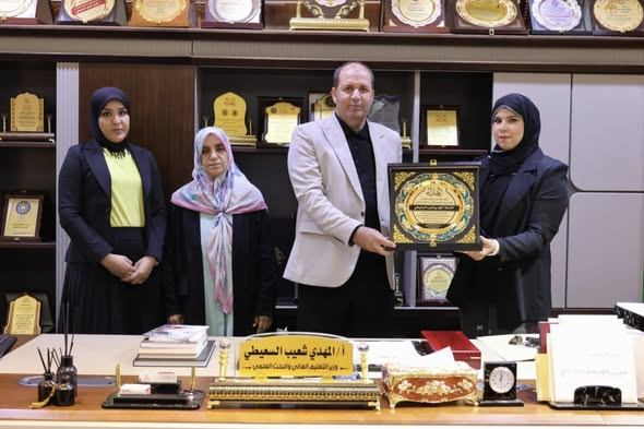 وزير التعليم العالي والبحث العلمي يستلم درع تقدير من المركز الليبي لأبحاث وتنمية المناطق الريفية فرع بنغازي بنغازي
