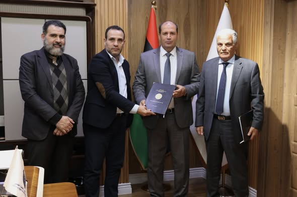وزير التعليم العالي والبحث العلمي يتسلم التقرير النهائي للجنة تقييم الجامعات والكليات الخاصة بنغازي