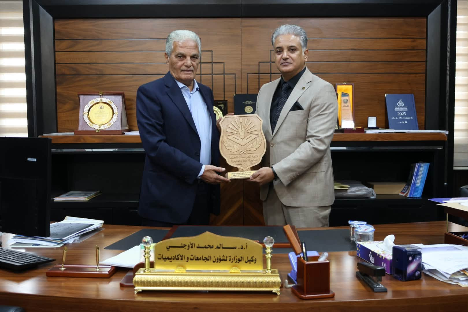 عميد كلية الدراسات العليا للعلوم الأمنية والقانونية يكرم وكيل وزارة التعليم العالي والبحث العلمي